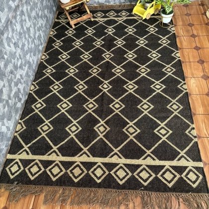Zwart en naturel jute vloerkleed van diamantwol