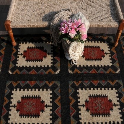 Zwart kilim vloerkleed van wol en jute