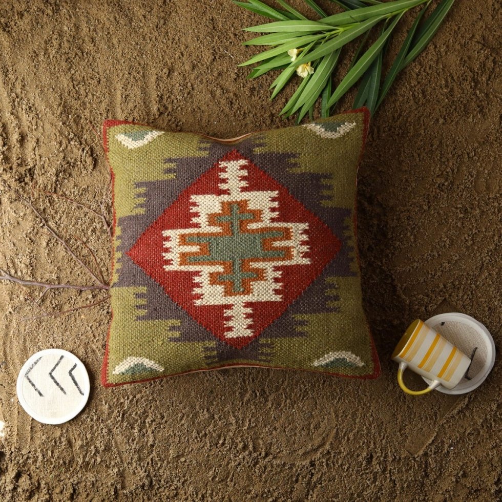Groen sierkussen van wol en jute