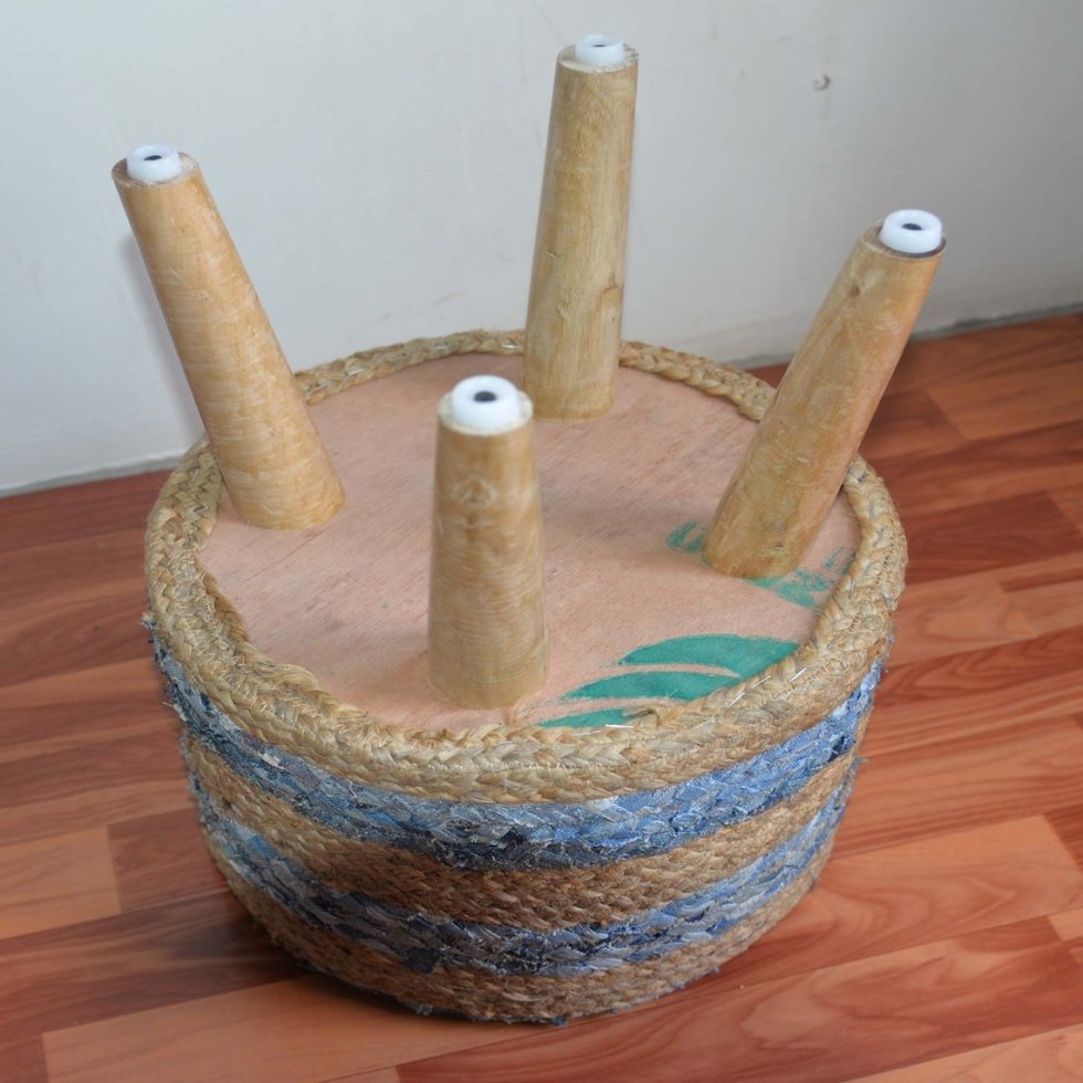 Handgemaakte poef van gevlochten denim en jute - Afbeelding 3
