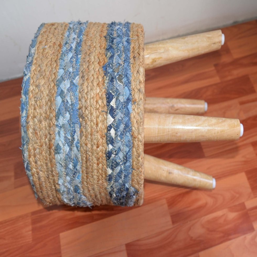Handgemaakte poef van gevlochten denim en jute - Afbeelding 2