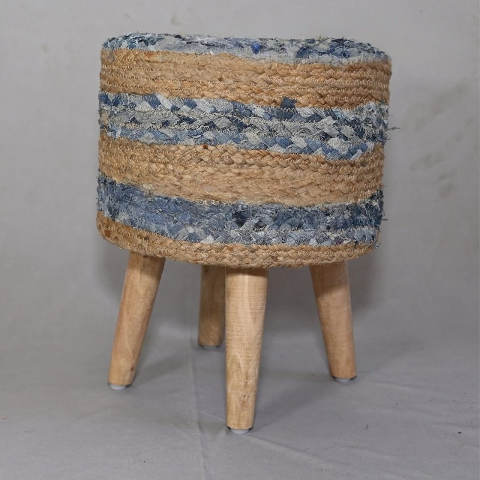 Handgemaakte poef van gevlochten denim en jute