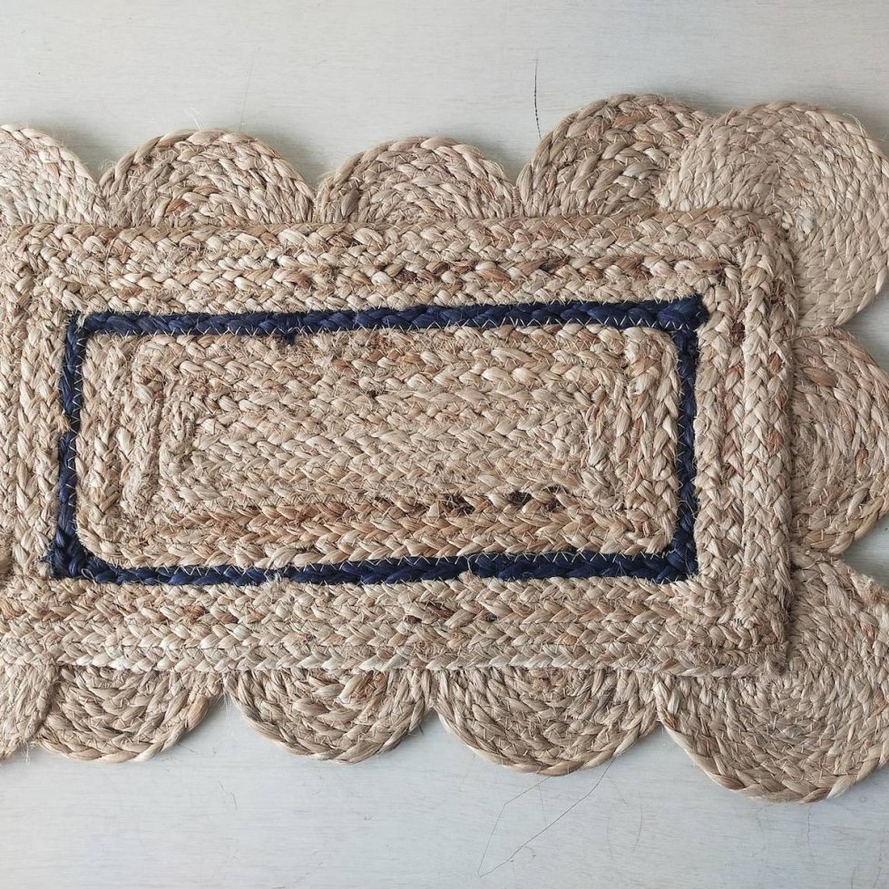 Geschulpte placemats van jute