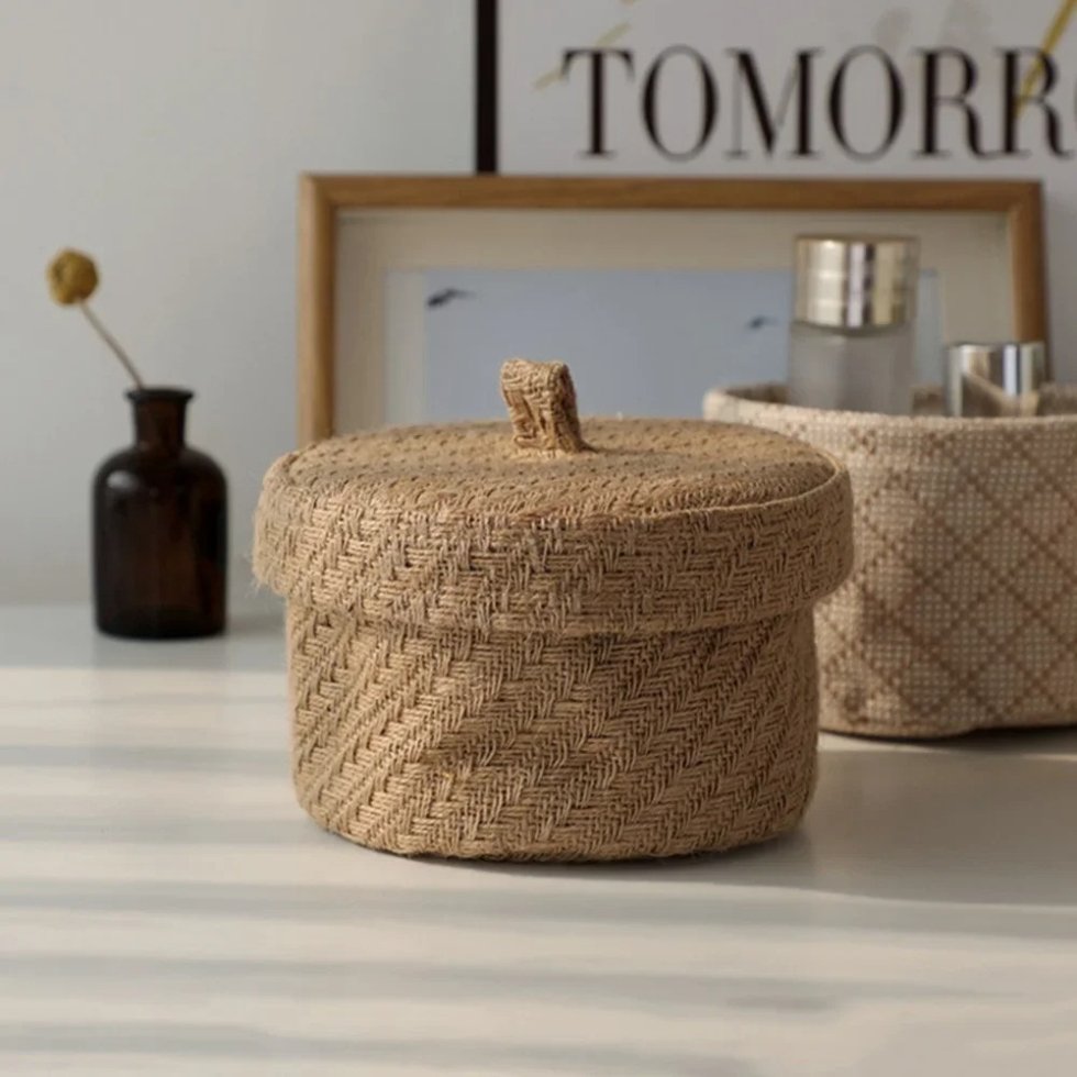 Woven jute round basket with lid