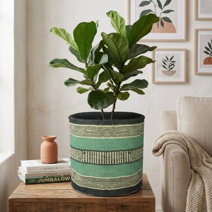 Manden van jute of katoen: welke is duurzamer? Turquoise stripe jute basket