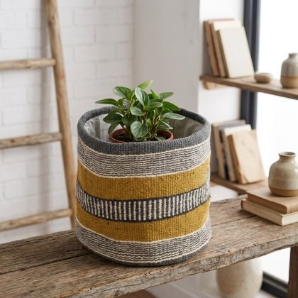 Manden van jute of katoen: welke is duurzamer? Yellow and grey jute basket